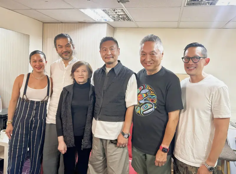 ▲張世（左四）在《搜查瑠公圳》扮演蒙冤的將軍，角色根據真實人物改編，本尊柳哲生將軍的女兒（左三）和親人特地來台看片，對張世的演出頗為讚賞。入行40年的張世為了這部片，也首度嘗到「7天跑30個通告」密集宣傳的滋味。（圖／伯樂影業提供）