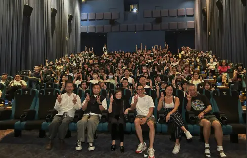 ▲張世(最前排左二)和《搜查瑠公圳》導演賴俊羽(最前排左一)以及柳哲生將軍的家人,在特映活動上與全場觀眾一起欣賞影片。(圖/伯樂影業提供) ▲張世(最前排左二)和《搜查瑠公圳》導演賴俊羽(最前排左一)以及柳哲生將軍的家人,在特映活動上與全場觀眾一起欣賞影片。(圖/伯樂影業提供)