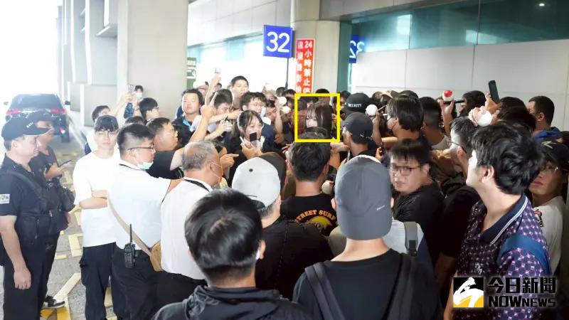 ▲機場外不少粉絲將權喜原(黃框處)團團圍住,讓她一度十分緊張。(圖/讀者提供)