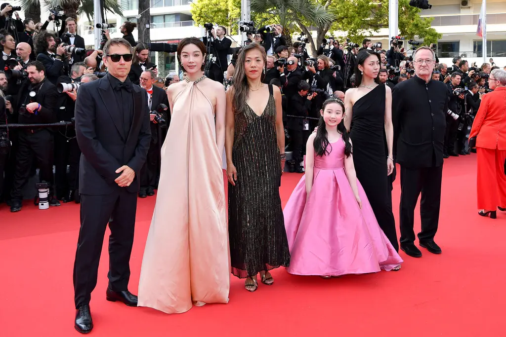 ▲西恩貝克（左起）、蔡淑臻、鄒時擎、葉子綺、馬士媛等一起出席《左撇子女孩》在坎城影展的活動，該片在「影評人週」單元獲得特別獎。坎城正式競賽的金棕櫚獎目前傳出艾兒芬妮新片《情感的價值》獲獎呼聲頗高。（圖／美聯社／達志影像）