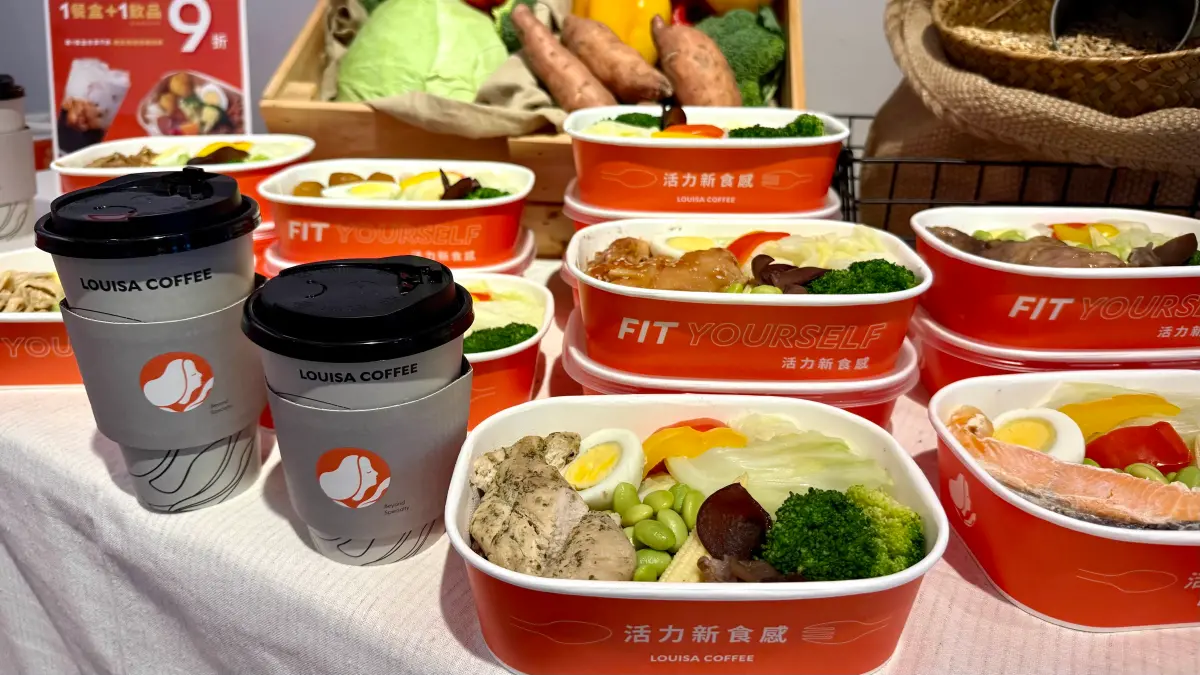▲路易莎咖啡搶攻餐食市場，開賣「鬆餅堡」帶動業績10%；今再推出「健康好食」餐盒系列，開賣減醣十穀米、低熱量的高CP值便當，包括打拋好好豬、照燒好吃雞等11款菜單推薦，限時9折只要99元開吃。（圖／記者蕭涵云攝）