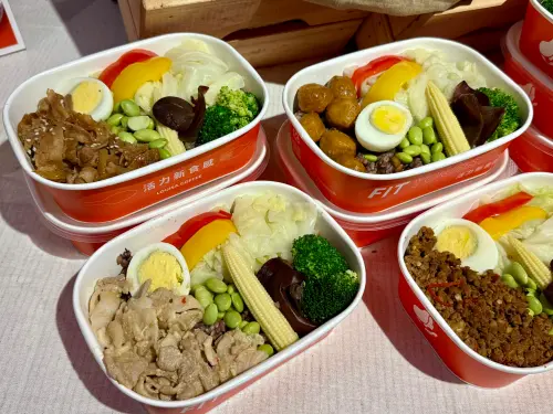▲路易莎咖啡開賣健康餐便當，搶先施行門市一日可以賣破上百個。（圖／記者蕭涵云攝）