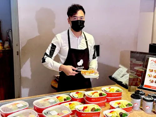 ▲路易莎咖啡董事長黃銘賢親自示範，健康餐盒在門市製作過程。（圖／記者蕭涵云攝）