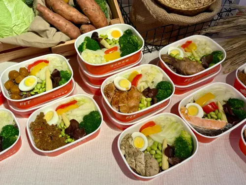 ▲路易莎健康餐食提供多達11款便當，最便宜110元起，限時9折優惠。（圖／記者蕭涵云攝）