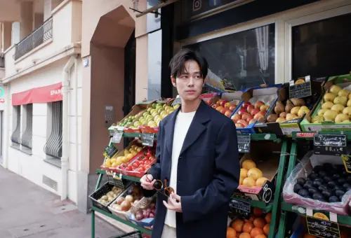 ▲夏騰宏融入坎城當地民眾的生活。（圖／一束光影藝提供）