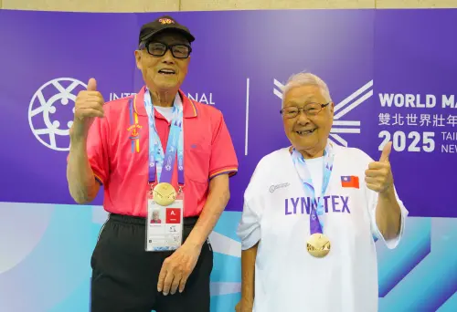 ▲90歲林汝聰（左）與97歲唐成瑤在泳池賽場獲全場喝采。（圖／世壯運組委會提供）