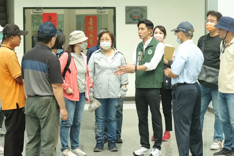 ▲爭取前鎮漁港在地權益，在地明孝里里長暨市議員參選人林浤澤針對前鎮漁港提出包括施工黑暗期應減輕攤商負擔等建言。(圖／明孝里里長林浤澤提供)