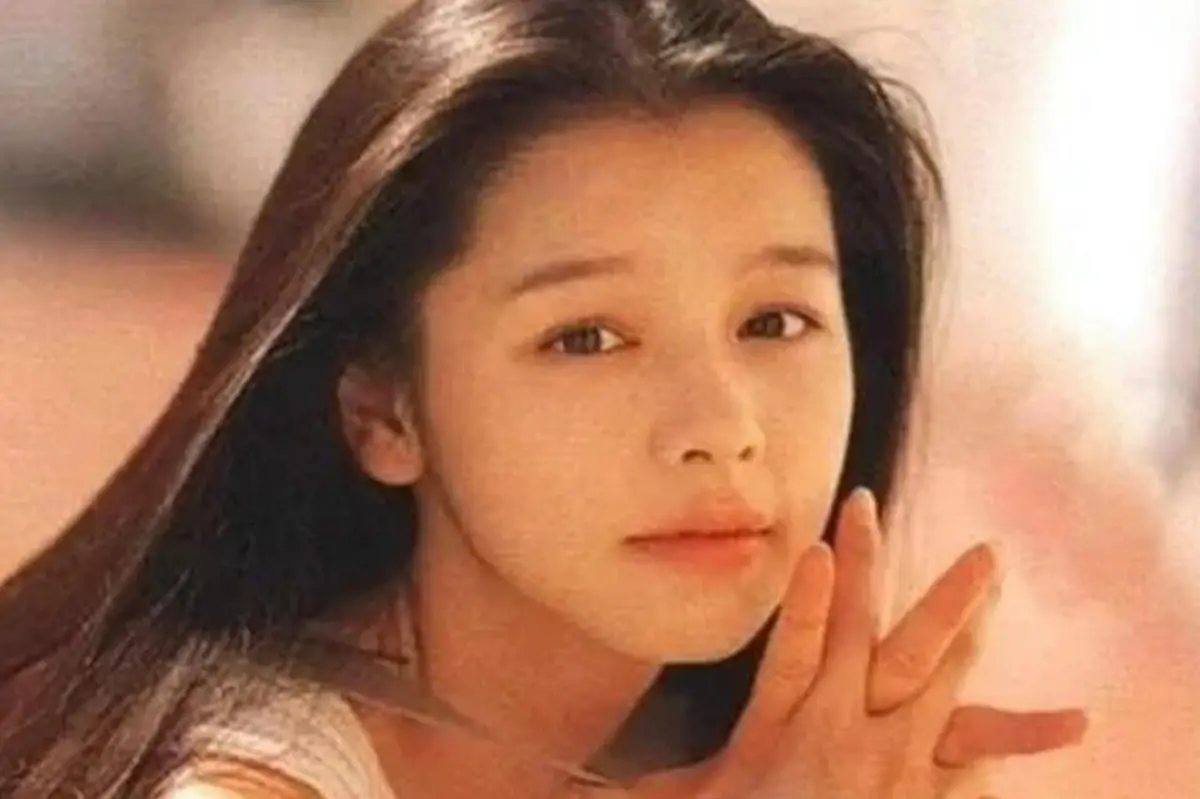 ▲徐若瑄（如圖）的初戀是吳奇隆，因吳媽反對短暫交往2年就分手，當時她日日以淚洗面。（圖／翻攝自微博）