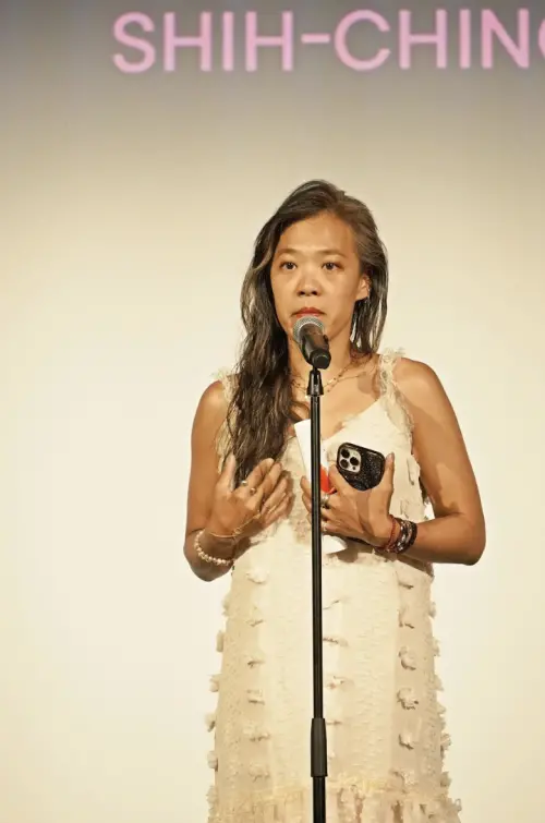 ▲《左撇子女孩》導演鄒時擎在坎城影展「影評人週」頒獎典禮上感謝台灣對片子的支持。（圖／左撇子女孩電影製作有限公司提供）