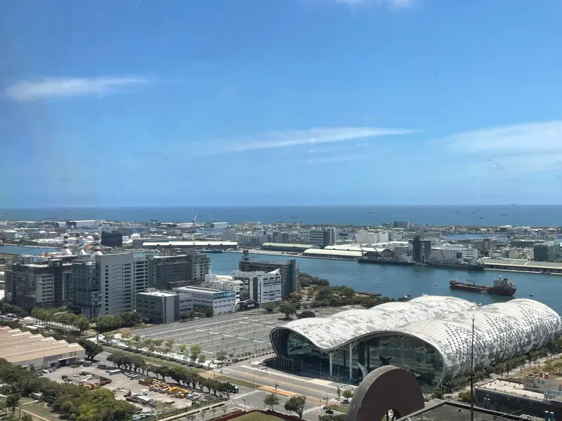 ▲高雄亞灣區投資153億元的「特貿三南之南基地公辦都更案」今（1）動土，打造全球首創的住宅、商辦與光影美術館三合一建築，預計2029年完工。（圖／台灣房屋提供）