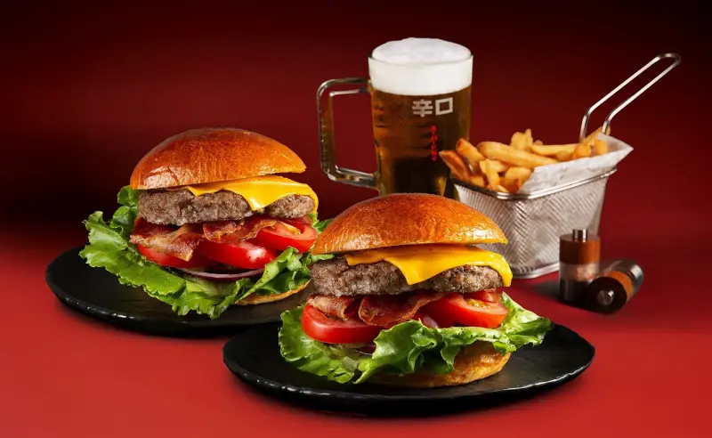 ▲台北萬豪酒店10週年慶，「Lobby Lounge 」推出經典牛肉培根切達起司漢堡享買一送一，另加200元享有生啤喝到飽。（圖／台北萬豪酒店提供）