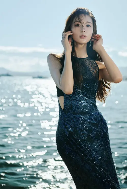 ▲林志玲在坎城海邊穿上藍色禮服,宛如剛上岸的美人魚,迷人至極。(圖/摘自IG) ▲林志玲在坎城海邊穿上藍色禮服,宛如剛上岸的美人魚,迷人至極。(圖/摘自IG)
