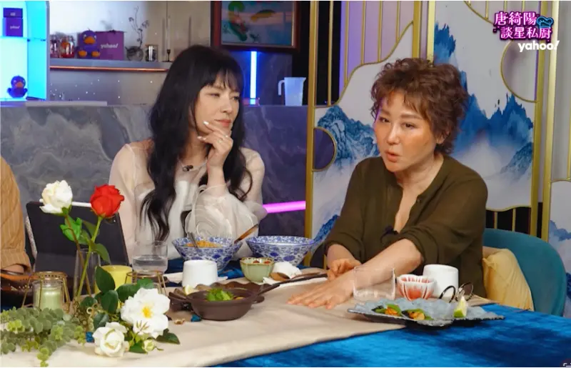▲藍心湄（右）在節目上自爆已經10多年沒有性生活，還開玩笑的說「處女膜都長回來了」，讓唐綺陽十分驚訝。（圖／《Yahoo唐綺陽談星私廚》提供）