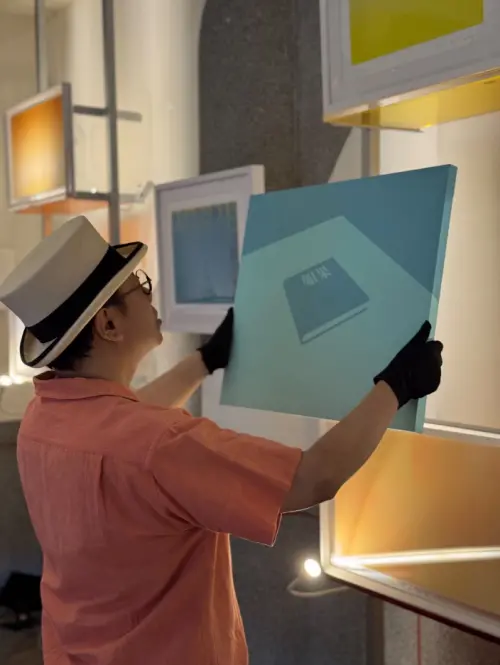 ▲蔡康永親自將作品擺放在展覽的位置上，還會視自己對於作品的滿意程度，調整陳列的方式。（圖／潮洋行提供）