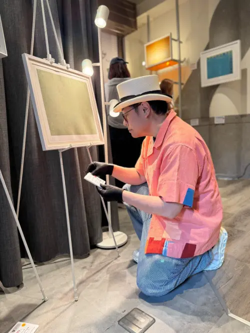 ▲蔡康永對於這次的版畫展細節很重視，不少細節親力親為。（圖／潮洋行提供）