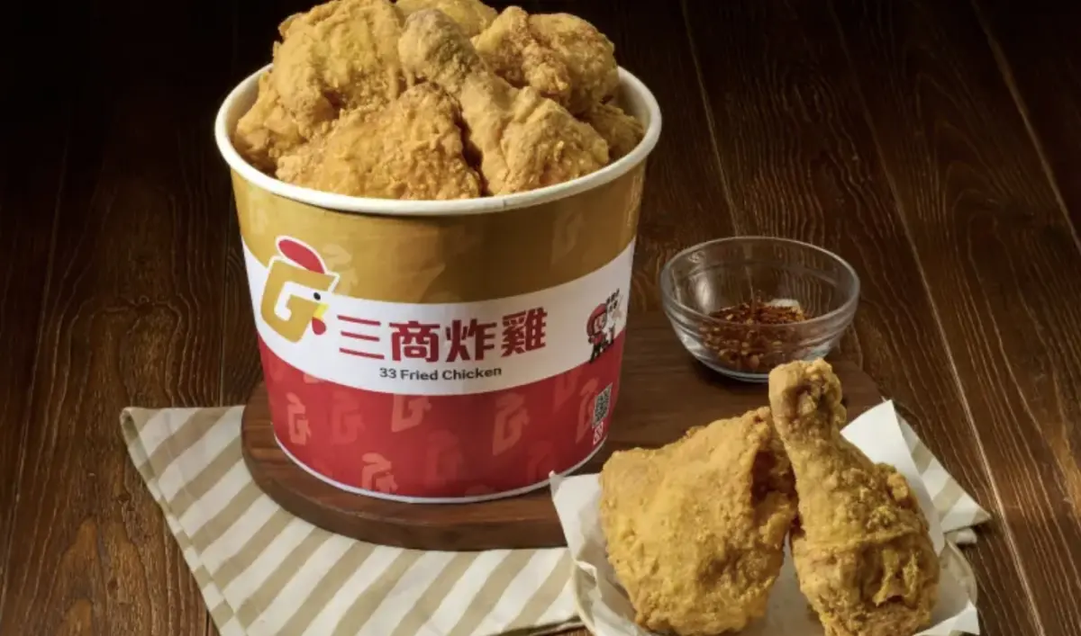 ▲5月報稅季月底端午連假開吃速食優惠省荷包！三商炸雞「買5送2」隻黃金戰斧雞腿特價299元。「肯德基買一送一」外送買「6塊咔啦脆雞」贈送「樂享三拼小桶」一次看。（圖／三商餐飲提供）