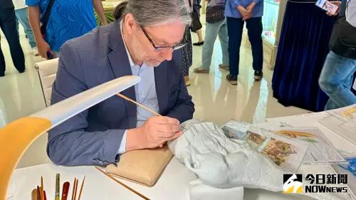 ▲麥森藝術家馬第斯‧修茲來台,於特展現場獻藝。(圖/記者陳美嘉攝,2025.05.22) ▲麥森藝術家馬第斯‧修茲來台,於特展現場獻藝。(圖/記者陳美嘉攝,2025.05.22)