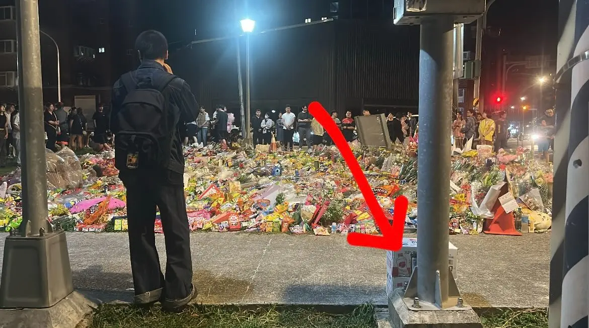 ▲三峽嚴重車禍發生之後，大批民眾前往事發地擺放鮮花和零食。（圖／直播主 GT授權使用）