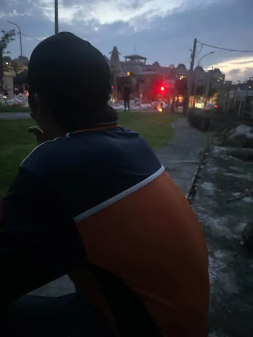 ▲部分食物供品變成「發臭廚餘」之後，卻都是靠著現場一位好心大哥幫幫清潔，直播主 GT也跟著幫忙清了4小時。（圖／直播主 GT授權使用）