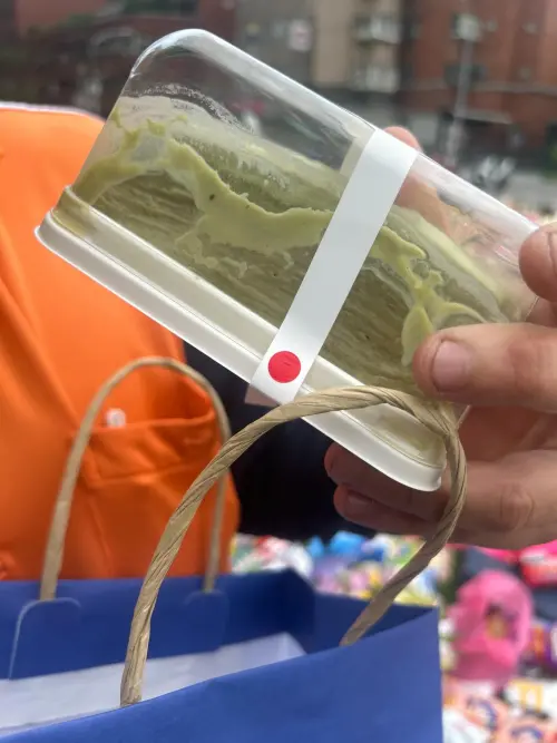 ▲直播主 GT也呼籲，若想悼念的民眾不要再擺放食物到現場，以鮮花當作替代。（圖／直播主 GT授權使用）