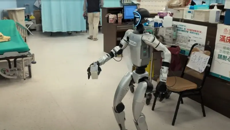 ▲馬偕醫院於急診測試人型機器人，可以協助傳送檢體。（圖／馬偕紀念醫院提供）