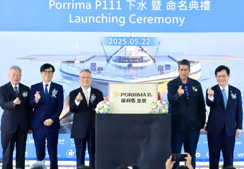 ▲我國供應鏈廠商全力打造的保利馬1號淨零碳排船舉行命名下下水儀式,由宏碁集團及保利馬公司創辦人施振榮(中)、帛琉總統惠恕仁(Surangel S. Whipps, Jr.)(右2)、外交部部長林佳龍(右1)、高雄市長陳其邁(左2)、總統府資政沈榮津(左1)等人共同參與命名下水儀式。(圖/高雄市政府海洋局提供) ▲我國供應鏈廠商全力打造的保利馬1號淨零碳排船舉行命名下下水儀式,由宏碁集團及保利馬公司創辦人施振榮(中)、帛琉總統惠恕仁(Surangel S. Whipps, Jr.)(右2)、外交部部長林佳龍(右1)、高雄市長陳其邁(左2)、總統府資政沈榮津(左1)等人共同參與命名下水儀式。(圖/高雄市政府海洋局提供)
