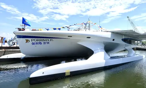 ▲命名下水的保利馬1號船將於帛琉貝里琉投入高端潛水與生態旅遊服務,展現我國在永續與綠色科技的國際領先地位。(圖/高雄市政府海洋局提供) ▲命名下水的保利馬1號船將於帛琉貝里琉投入高端潛水與生態旅遊服務,展現我國在永續與綠色科技的國際領先地位。(圖/高雄市政府海洋局提供)