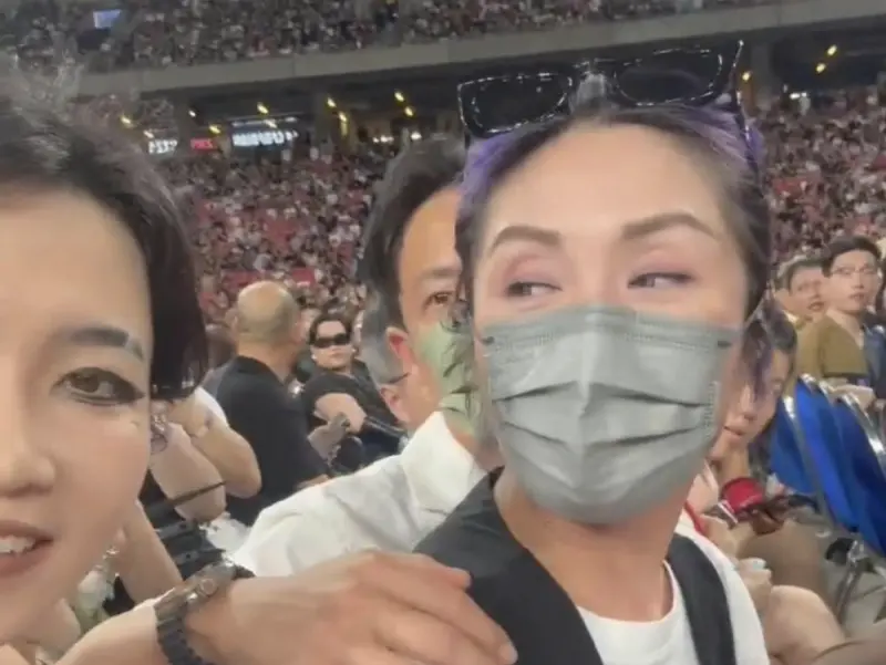 女神卡卡演唱會變追星現場！楊千嬅被粉絲強求合照　開唱才進場