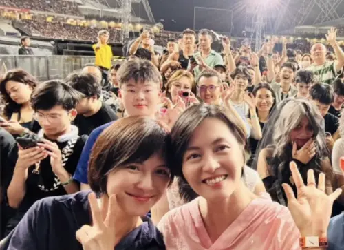 ▲梁詠琪(最前排右)與李心潔(最前排左)都在新加坡欣賞了女神卡卡的演唱會。(圖/摘自IG) ▲梁詠琪(最前排右)與李心潔(最前排左)都在新加坡欣賞了女神卡卡的演唱會。(圖/摘自IG)