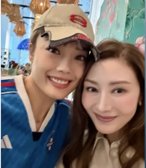 ▲容祖兒(左)與李嘉欣(右)也在女神卡卡的新加坡演唱會場內相遇,留下開心合照。(圖/摘自IG) ▲容祖兒(左)與李嘉欣(右)也在女神卡卡的新加坡演唱會場內相遇,留下開心合照。(圖/摘自IG)