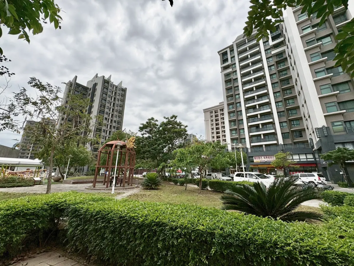 ▲信義房屋竹二區協理陳世光表示，同樣預算，在高鐵區可能只能買到兩房，在華興區卻能擁有三房空間，產品單價約落在每坪50至60萬元之間，是首購或換屋族布局竹北的重要跳板。（圖／信義房屋提供）