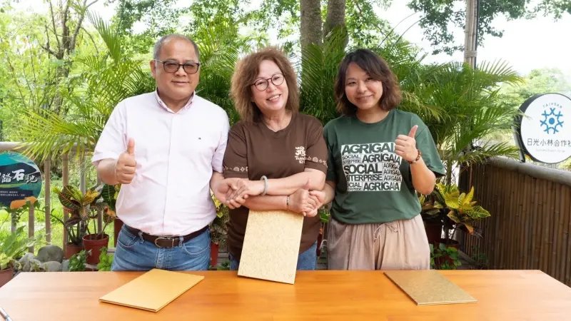 ▲社團法人台灣碳權交易推廣協會TEEPA、蓋婭智壤科技AgriGaia、高雄市杉林區日光小林社區發展協會三方簽署MOU，結盟推動偏鄉原鄉農業轉型。（圖／翻攝畫面）
