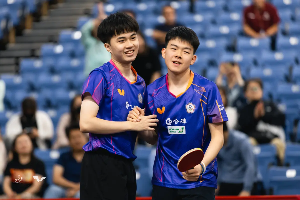 ▲林昀儒、高承睿今（25）日在桌球世界錦標賽男子雙打4強賽，以3：1擊敗世界排名第一的法國「勒布朗兄弟檔」，勇闖男雙決賽，中國球迷看到台灣男雙好表現，也集體倒戈支持，半夜刷爆微博給予祝賀，也有不少內行球迷提到，中遠台對拉的穩定性就是取勝關鍵。（圖／取自ITTF）