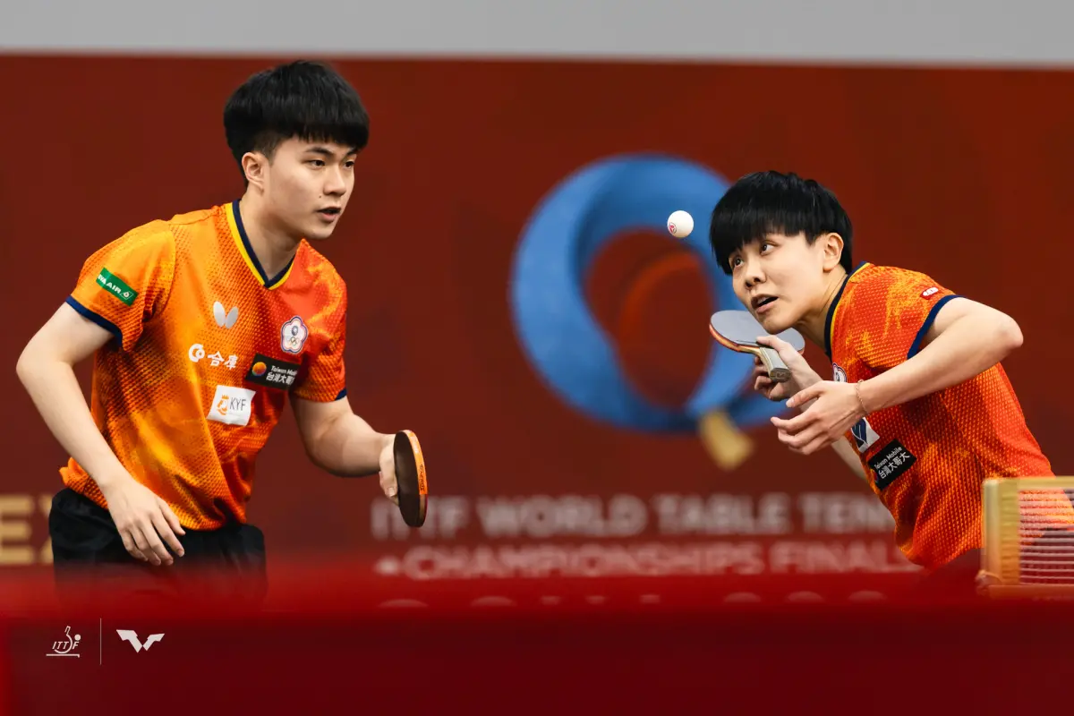 ▲台灣混雙組合林昀儒與鄭怡靜於今（20）日凌晨在2025年WTT歐洲大滿貫賽打出驚險勝利，於混雙16強賽中與世界排名第9的瑞典搭檔卡爾森（Kristian Karlsson）、卡爾柏格（Anton Källberg）激戰5局，最終以3:2（11:4、7:11、11:9、7:11、12:10）驚險晉級。（圖／取自ITTF）