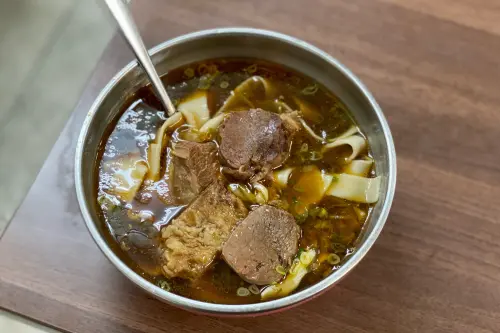 老山東牛肉家常麵店位在知名的西門町萬年大樓的B1。(圖/記者葉盛耀攝) ▲老山東牛肉家常麵店位在知名的西門町萬年大樓的B1。(圖/記者葉盛耀攝)