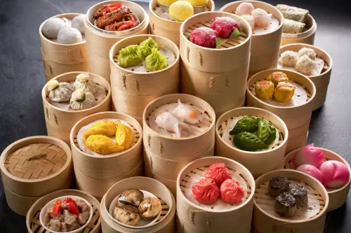 ▲台北六福萬怡酒店粵亮「早茶時段」就吃得到現點現做的廣式煲粥、還有「四大天王」港點等好料。（圖／台北六福萬怡酒店提供）