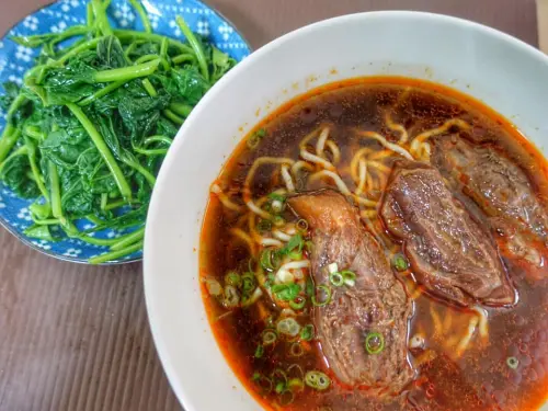 台中的可口牛肉麵,湯頭以三十餘種中藥材熬煮數小時。(圖/翻攝可口牛肉麵臉書) ▲台中的可口牛肉麵,湯頭以三十餘種中藥材熬煮數小時。(圖/翻攝可口牛肉麵臉書)