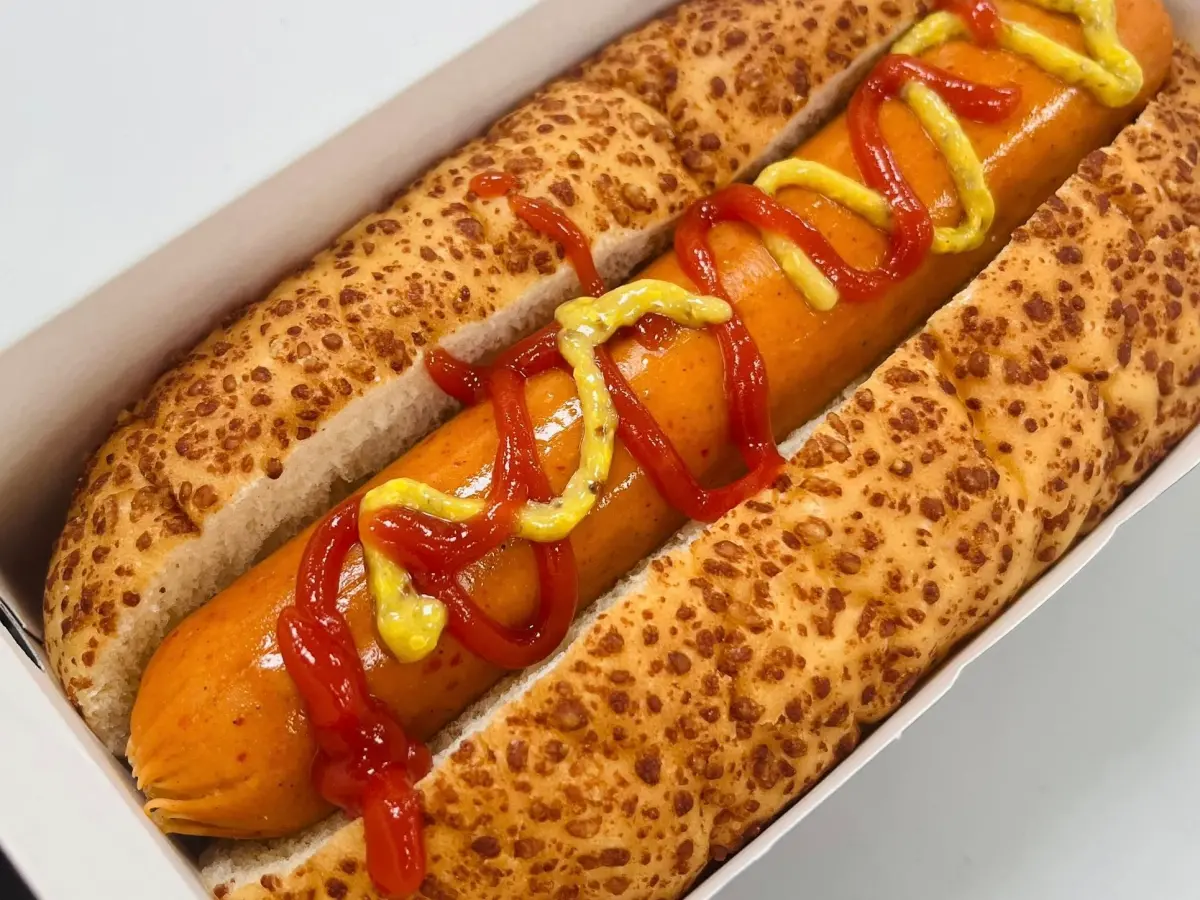 ▲全家No Pork系列雞肉熱狗，搭配熱狗麵包只要39元，相當多花1元爽吃熱狗堡，（圖／網友授權提供）