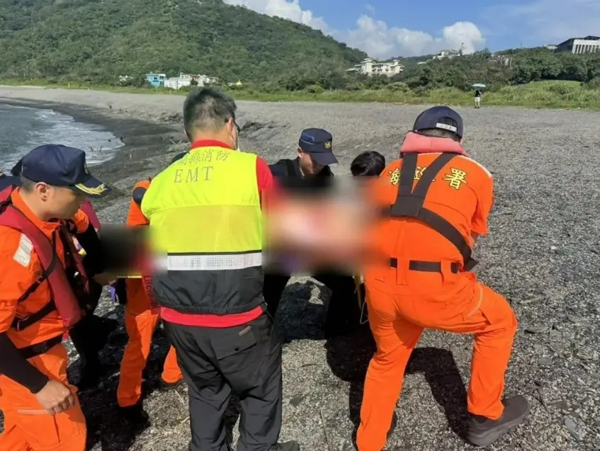 ▲宜蘭南方澳內埤沙灘今（22）日上午8時左右，有民眾驚見該處有一具屍體，趕緊向消防局報案。（圖／翻攝畫面）