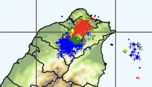 ▲雙北上空出現密集的閃電訊號，大雷雨也不斷轟炸市區。（圖／中央氣象署）
