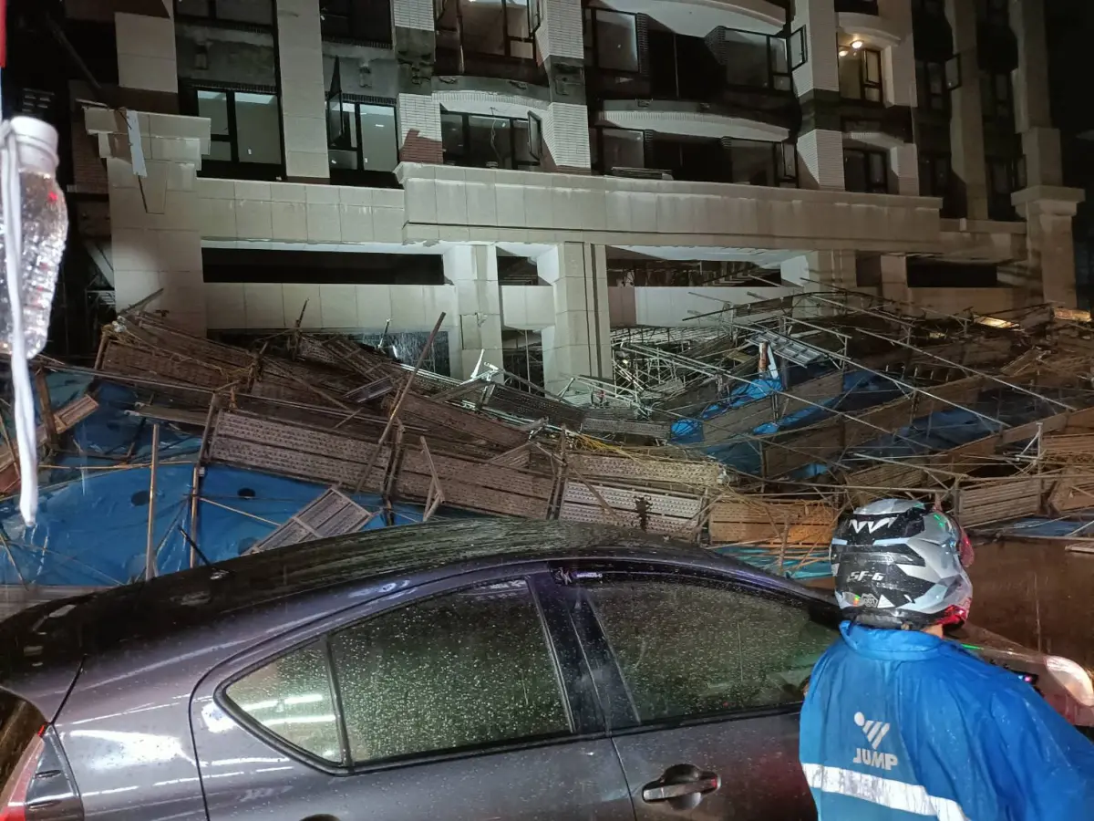 ▲中和區民樂路近中正路一處新建工地建案，因突如其來的強風及大雨，造成工地鷹架倒塌。（圖／新北市消防局提供）