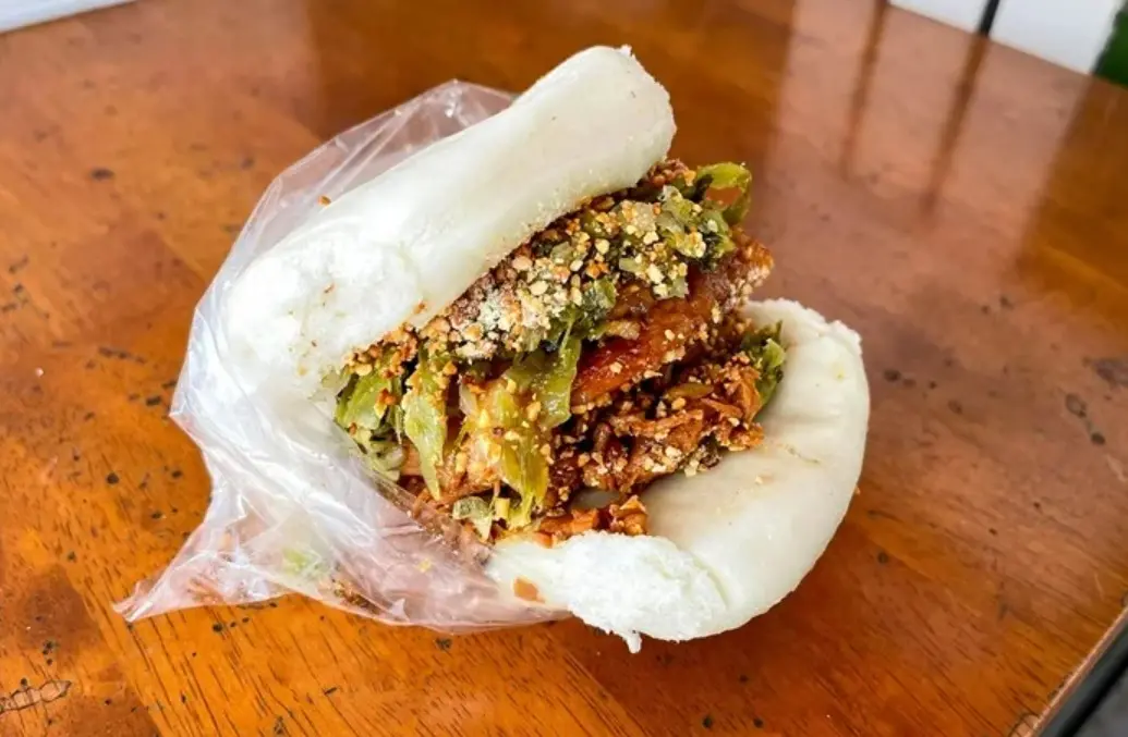 ▲高雄曾獲米其林必比登推薦的小吃名店春蘭割包，前年曾發生瓦斯氣爆，女員工四肢嚴重灼傷，她向東家請求多休一個月遭開除，高雄地院判店家賠償274萬元。（圖／翻攝自米其林官網）