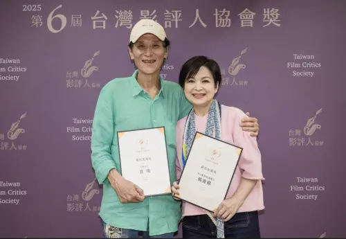 ▲喜翔(左)與楊貴媚多度合作,終於一起獲獎,分別成為台灣影評人協會的最佳男女演員得主。(圖/台灣影評人協會提供) ▲喜翔(左)與楊貴媚多度合作,終於一起獲獎,分別成為台灣影評人協會的最佳男女演員得主。(圖/台灣影評人協會提供)