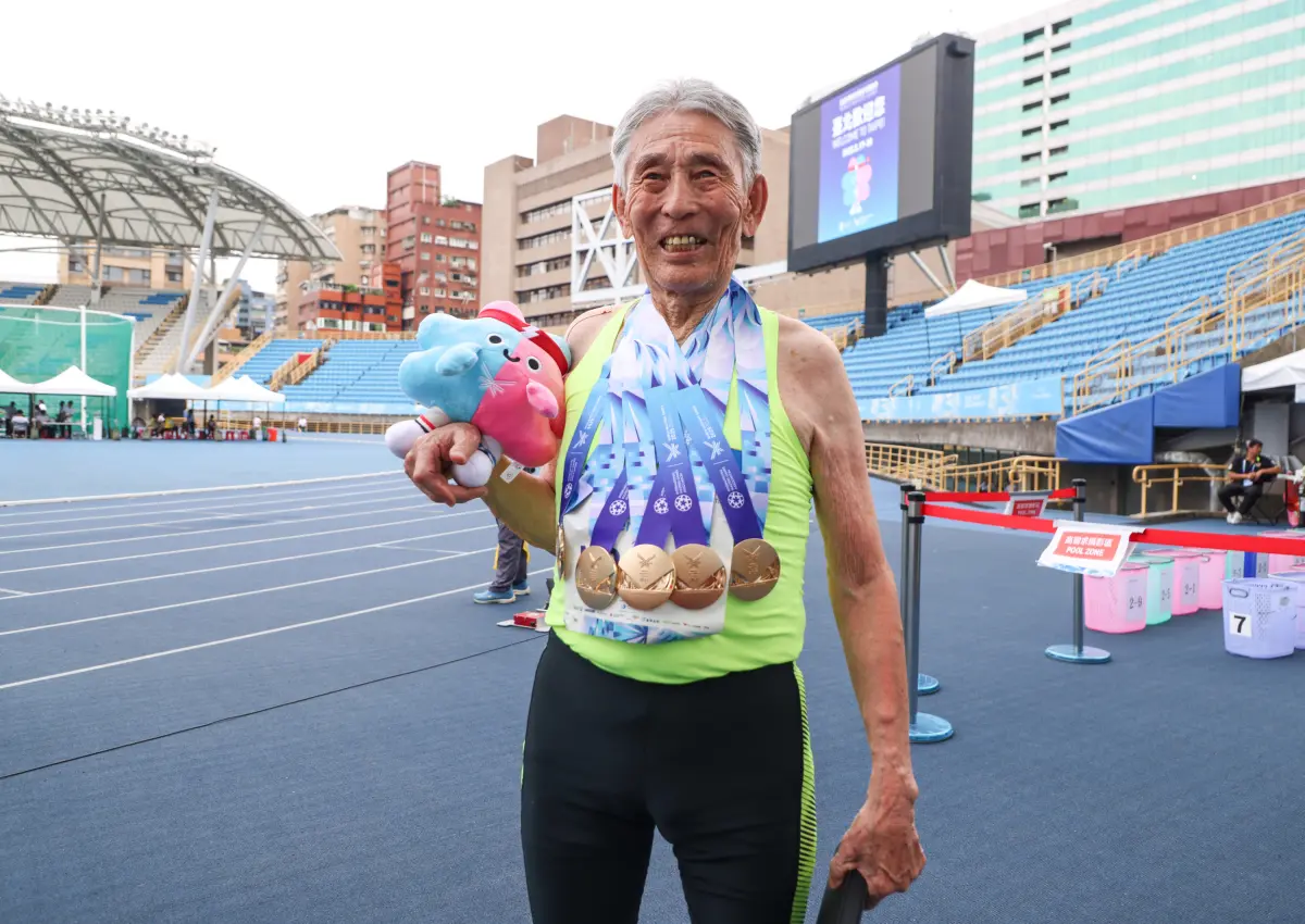 ▲來自蒙古的Radnaa Tseren再次證明，他不僅是「地表90+最快的跑者」，甚至連80+的跑者也望塵莫及。2025雙北世壯運今天（22日）進行男子800公尺決賽，80+、85+、90+組共5人同場較勁，最後91歲的Tseren一馬當先，以3分43秒30奪下個人在本屆賽事第5金。（圖／世壯運組委會提供）