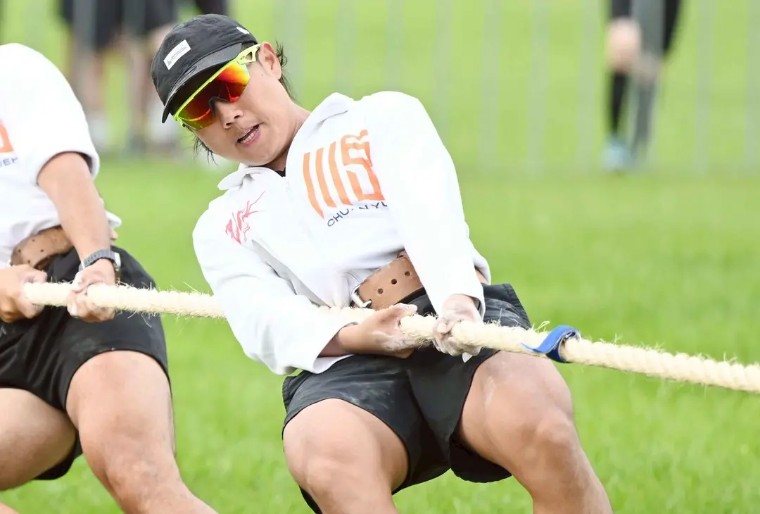 ▲「天團」玖壹壹成員洋蔥今（22）日參加世壯運室外拔河賽事，所屬隊伍第一輪以2:0輕鬆擊敗對手，隊伍光速晉級下一輪，他也在賽前親曝辛苦備戰過程。（圖／官方提供）
