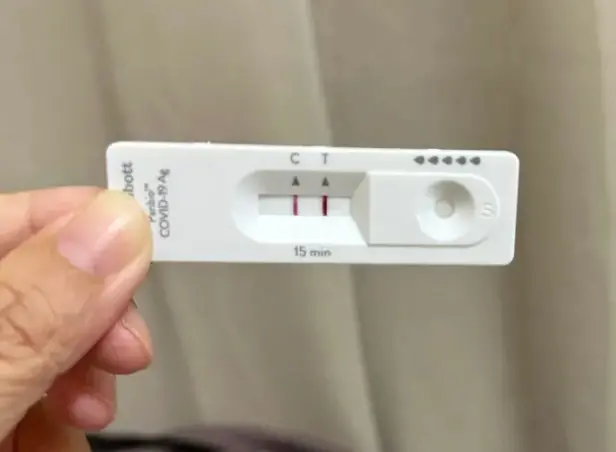 ▲新冠病毒近日又開始流行，不少天選之人甚至是中過鏢的民眾又確診，光是上週新冠肺炎就診紀錄，單週上升88.2%，大家外出口罩真的要戴好。（圖／記者周淑萍攝）