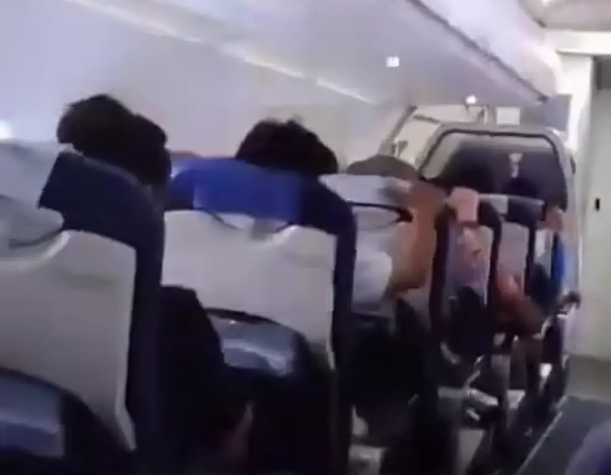 ▲印度靛藍航空一架國內航班，週三遭遇極端天候，上演空中驚魂記，多名乘客都表示，以為是自己最後一次搭飛機。（圖／截取自影片）