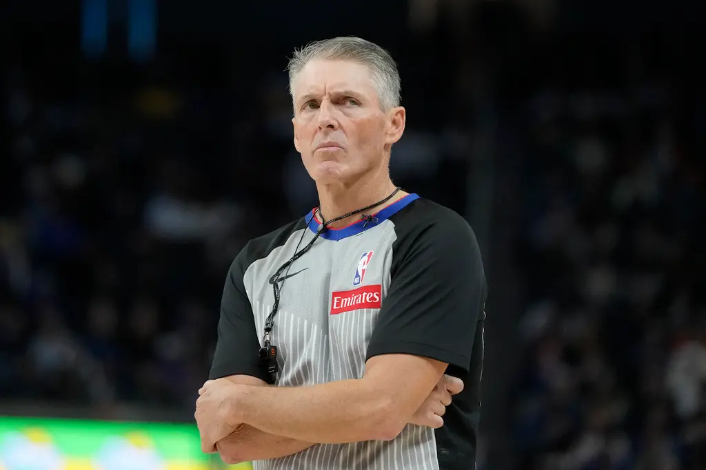 ▲NBA奧克拉荷馬雷霆今（23）日主場迎戰明尼蘇達灰狼，首節開打約1分鐘後，比賽中意外插曲，Luguentz Dort在一次跳球中，不慎打到裁判Scott Foster的鼻子，導致後者鼻血直流，比賽也因此暫停約5分鐘。（圖／美聯社／達志影像）