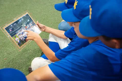 ▲福林國小少棒隊分享與輝達執行長黃仁勳的合照。（圖／翻攝自蔣萬安臉書）