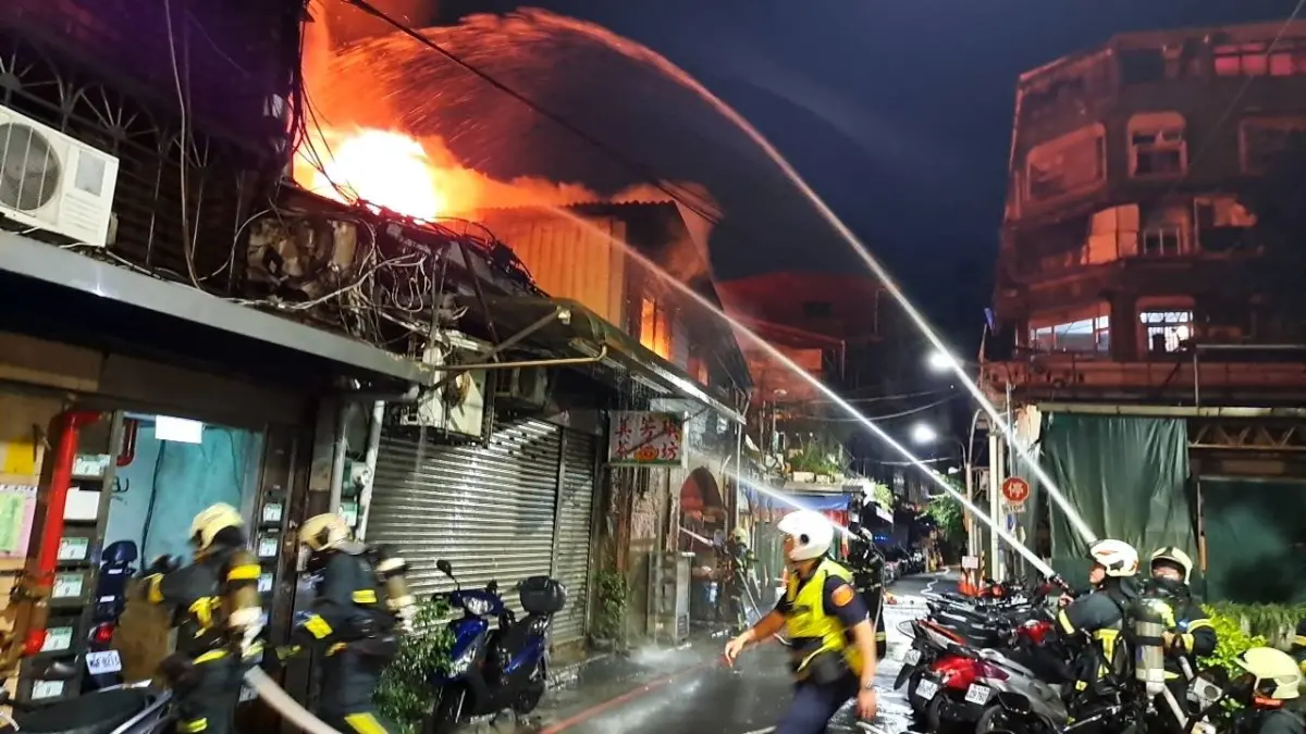 ▲台北市萬華知名華西街凌晨發生大火，連燒5間店鋪，所幸無人傷亡。（圖／翻攝畫面）